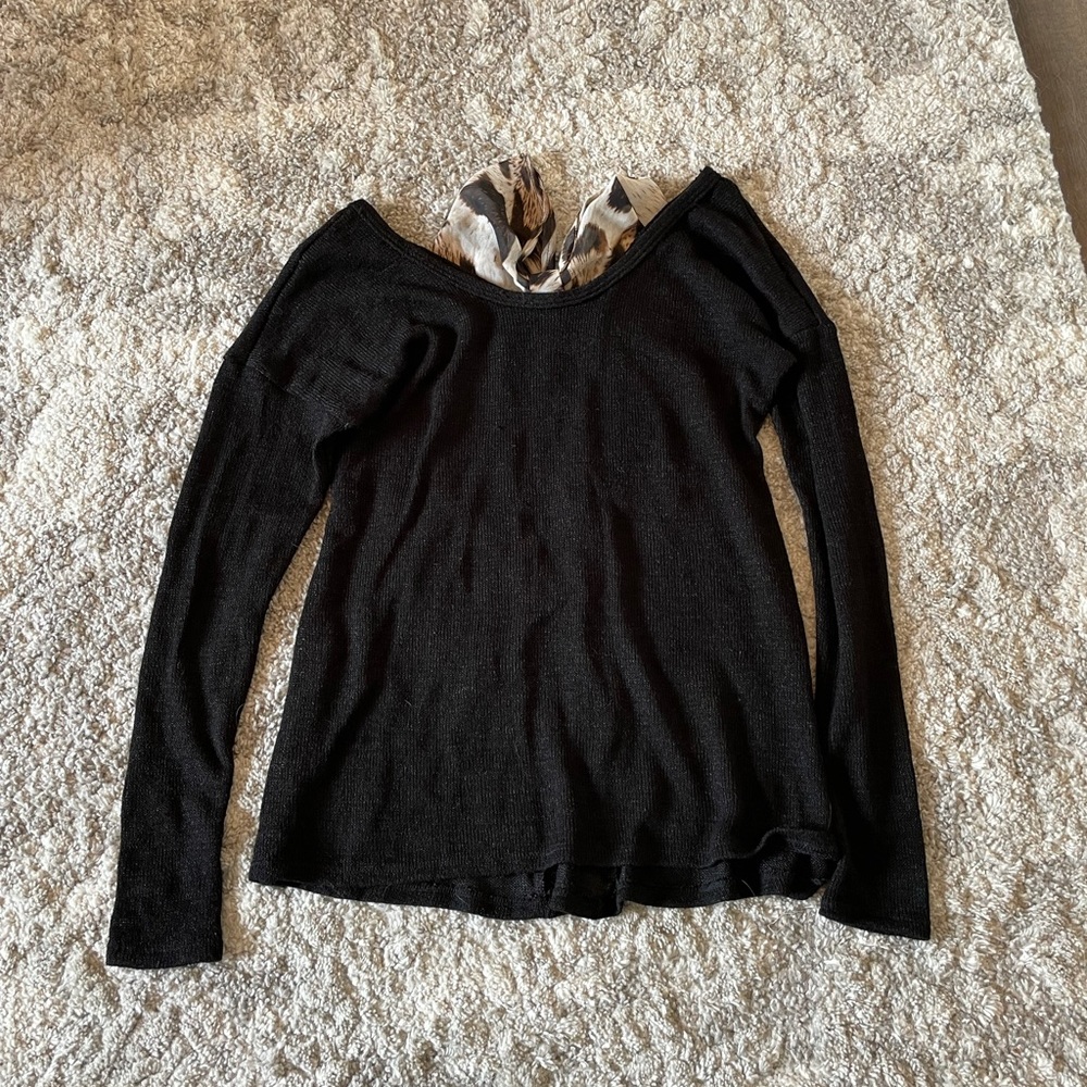 Thin black sweater with leopard bow